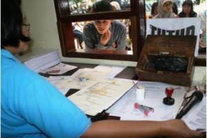Petugas di Mapolres Kuningan saat melayani pemohon SKCK yang membludak.